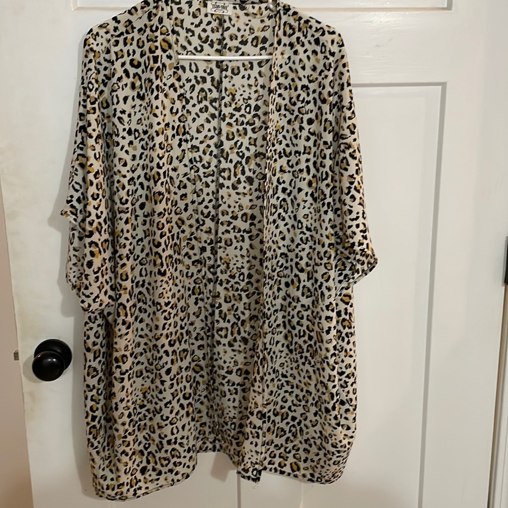 Women’s size medium Texas brand leopard print cardigan like new condition